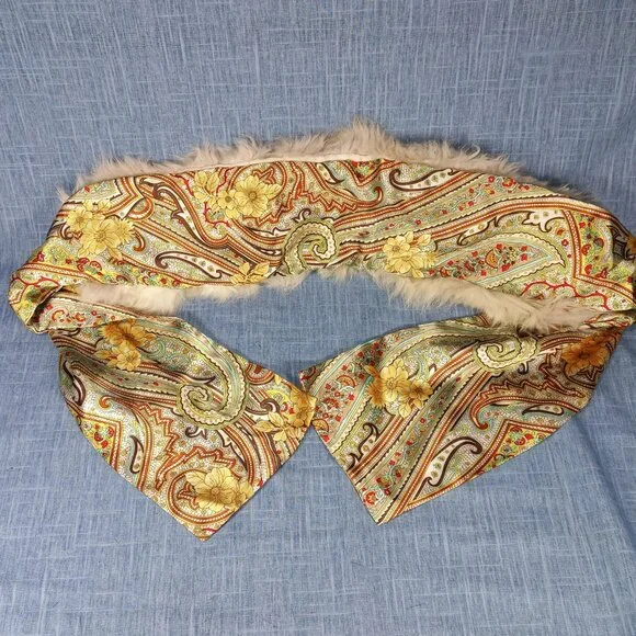 1960's White Fur Scarf with Paisley Silk Lining - Picture 4 of 5